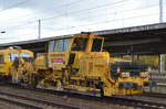 DB Bahnbau Gruppe mit der Gleisstopfmaschine P&T 08-275 UNIMAT 3S (USM 165) und der Schotterplaniermaschine P&T SSP 110 SW (SSP 371?) am 11.11.17 BF.
