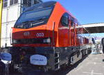 Hier die neue Euro DuFour vom Hersteller STADLER es handelt sich um Elektrolokomotive, die von Stadler Rail im Werk Albuixech in Spanien produziert wird. Sie ist eine vierachsige Mehrsystemlokomotive, die unter den vier in Europa �blichen Fahrleitungsspannungen verkehren kann. Sie ist f�r den G�ter- sowie optional f�r den Personenverkehr geeignet. Hier auf der InnoTrans 2026 Berlin die Version f�r die SBB Cargo in der Schweiz, die Lok  003   [NVR-Nummer:  91 85 4494 003-7 CH-SBBC ] am 23.09.26