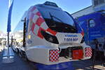 Die Končar Group ist ein kroatisches Industrieunternehmen, das hochspannungsbezogene Produkte herstellt. Beim Končar 7 024 002 handelt es sich um den zweiten produzierten Triebzug der neuen bimodalen Elektro-Diesel-Z�ge (EDMV) der Baureihe H� 7024. Diese modernen, niederflurigen Hybrid-Z�ge werden vom kroatischen Hersteller Končar – Električna vozila f�r die kroatische Staatsbahn H� Putnički prijevoz (H�PP) gebaut, hier pr�sentiert auf der InnoTrans 2026 Berlin, 23.09.26