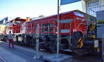 Mit dieser verkehrsroten Vossloh Modula BDD findet sich auch eine interessante G�terzug-Lokomotive im Au�enbereich. Bei der Vossloh Modula handelt es sich grunds�tzlich um eine Mehrsystem-Zweikraftlokomotive, wobei die DB-Variante mit HVO-Diesel und per Akku betrieben werden kann, nicht aber unter Oberleitung. Die Verantwortlichen betonen allerdings, dass hier jederzeit ein Pantograph nachger�stet und Betrieb unter Fahrdraht m�glich gemacht werden k�nnte. Schlie�lich ist f�r den Akkubetrieb ja auch ein Elektromotor an Bord. 2022 hatte die DB Cargo einen Rahmenvertrag f�r bis zu 250 Lokomotiven f�r den Rangierverkehr mit Vossloh abgeschlossen, wobei 50 Einheiten fest bestellt wurden. 120 km/h sind maximal m�glich, wobei diese im regul�ren Rangierbetrieb wohl selten ausgefahren werden d�rften. Mitte 2027 sollen die ersten Modula BDD in Betrieb gehen, hier am 23.09.26 auf der InnoTrans 2026 Berlin.