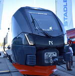 Der Triebzug N12 001 ist der neue FLIRT Nordic Express von Stadler, den das Unternehmen auf der InnoTrans 2026 f�r den Kunden Norske tog ausstellt. Technische Daten und Ausstattung H�chstgeschwindigkeit: 200 km/h Einsatzbereich: Fernverkehr in Norwegen unter harten klimatischen Bedingungen (Schnee und K�lte)Antrieb: Wahlweise rein elektrisch oder bimodal (Elektro und Diesel) f�r nicht elektrifizierte Streckenabschnitte, 23.09.26