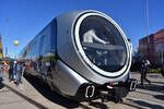 Von so einem futuristisch modernem Design kann man im konservativen Deutschland nur tr�umen. China Railway Rolling Stock Corporation (CRRC) pr�sentiert auf der InnoTrans 2026 Berlin die Stadtbahnplattform „VELLINK  vor, die hochwertige, standardisierte U-Bahn-Z�ge und intelligente Regional-Nahverkehrsz�ge umfasst. Das Flaggschiffmodell ist ein digital-intelligenter U-Bahn-Zug, der die branchenweit erste Anwendung von eingebetteter KI im �ffentlichen Nahverkehr darstellt. Ausgestattet mit integrierten Sensoren aus verschiedenen Quellen bildet der Zug ein integriertes Sensor-Netzwerk, um Gleise zu �berwachen und potenzielle St�rungen in Echtzeit zu erkennen, wodurch die Wartungskosten �ber den gesamten Lebenszyklus gesenkt werden. Dar�ber hinaus senken leichte Materialien und eine tiefgreifende Systemintegration das Gesamtgewicht des Fahrzeugs um etwa 18 % und reduzieren den Energieverbrauch im Vergleich zu herk�mmlichen Fahrzeugen um mehr als 10 %. Das Industriedesign des Zuges wurde mit dem internationalen iF Design Award ausgezeichnet. Merkmale wie raumhohe Panoramafenster, eine Sternenhimmel-Decke und drehbare Sitze verbessern das Reiseerlebnis der Fahrg�ste erheblich, 23.09.26 