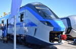 Der Alstom Coradia Stream „Pop“ ist ein hochmoderner, einst�ckiger elektrischer Niederflur-Triebzug (EMU), der prim�r f�r den europ�ischen Regional- und Intercity-Verkehr entwickelt wurde. Der Name „Pop“ wurde urspr�nglich vom italienischen Erstkunden Trenitalia gepr�gt. Er bezeichnet dort die Regionalzug-Varianten dieser modularen Fahrzeugplattform. Die Standard-Regionalversion erreicht eine H�chstgeschwindigkeit von 160 km/h. Die Plattform ist jedoch hochflexibel und erlaubt Intercity-Konfigurationen von bis zu 200 km/h. Die Z�ge bestehen standardm��ig aus 3 oder 4 Wagen (modular erweiterbar), verf�gen �ber etwa 300 Sitzpl�tze und bieten dank einer konsequenten Niederflurbauweise einen komplett barrierefreien Einstieg ohne Stufen, 23.09.26 InnoTrans 2026 Berlin.