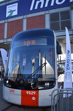 Der 52T ist ein niederfluriger Stra�enbahn-Fahrzeugtyp des Herstellers �koda, der seit 2025 bei der Stra�enbahn Prag im Einsatz ist. Es handelt sich um f�nfteilige Einrichtungs-Gelenkwagen einer kombinierten Bauform, wie �koda sie allgemein als ForCity Plus vermarktet pr�sentiert auf der InnoTrans 2026 Berlin, 23.09.26
