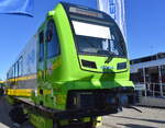 Bei dem auf der InnoTrans 2026 pr�sentierten Fahrzeug SRHe 113.002 handelt es sich um den weltweit ersten Schmalspur-Wasserstoff-Triebzug, der vom Schweizer Hersteller Stadler Rail f�r den s�ditalienischen Bahnbetreiber ARST (Trasporti Regionali della Sardegna) entwickelt wurde pr�sentiert auf der InnoTrans 2026 Berlin, 23.09.26