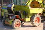 Ein Mini-Dumper vom Hersteller AUSA Typ 150-DF einer Gartenbaufirma am 07.03.10 Baustelle Nhe S-Bhf.