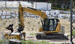 Kampfmittelräumung Nord GmbH mit einem Minikompakt-Raupenbagger CAT 315 GC am Bahnhof Hamburg-Harburg tätig am 14.05.25