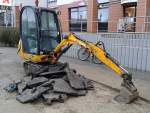 Minibagger JCB 8014CTS am 31.03.15 in Berlin-Pankow.