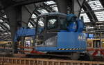 Sehe ich zum ersten Mal, das ist ein sogenannter Miniraupenkran vom japanischen Hersteller MAEDA Typ 4788? auf einem Drehgestell-Flachwagen im Bahnhof Berlin Ostbahnhof bei den immer noch stattfindenden Arbeiten am Bahnhof, 14.09.26
