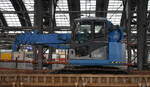 Sehe ich zum ersten Mal, das ist ein sogenannter Miniraupenkran vom japanischen Hersteller MAEDA Typ 4788? auf einem Drehgestell-Flachwagen im Bahnhof Berlin Ostbahnhof bei den immer noch stattfindenden Arbeiten am Bahnhof, 14.09.26