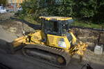 Jaeger Spezial- und Tiefbau GmbH + Co KG mit einer Komatsu D51PX Planierraupe, Gleisbauarbeiten am 20.10.25 Höhe Bahnhof Zossen.