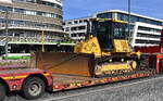 Eine KOMATSU D 51PX Raupe auf einer Tiefladebr�cke beim LKW-Transport am 14.10.26 in Brandenburg gesichtet.