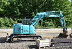 GRAB.ING.ER - Tiefbau und Gleisbau GmbH - Berlin mit diesem geleasten KOBELCO SK 140SRLC Raupenbagger am 05.05.25 Bahnbaustelle (Brückenneubau) am S-Bahnhof Berlin Buch.
