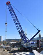 Ein LIEBHERR Raupenkran - LR 11000 der Fa. MAXIKraft Kran- und Schwerlastlogistik Inh. Maik Kanitzky e.K. für die Fa. SDL Citybaumanagement GmbH im Einsatz beim Brückenabbau Berlin Marzahn, 03.03.25 