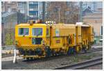 Plasser & Theurer Universalstopfmaschine 08 - 475 Unimat 4S der Infrabel (ein Tochterunternehmen der SNCB/NMBS) abgestellt am 23.11.2013 beim Li�ge Guillemins (L�ttich).

Das staatliche Unternehmen Infrabel ist das aus der Bahnprivatisierung in Belgien hervorgegangene Infrastrukturunternehmen und hat etwa 14.500 Mitarbeiter.
Seine Aufgabe ist die Pflege, Wartung sowie der Ausbau des belgischen Schienennetzes.