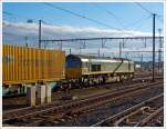 Als Nachschu�... 
Die Class 66, PB 15 der Ascendos Rail Leasing (Luxembourg) durchf�hrt mit einem Containerzug am 23.11.2013 den Bahnhof von Br�gge (Brugge). 

Die EMD vom Typ JT42CWR  wurde 2002 unter der Fabriknummer  20018360-5  gebaut. Von 2002 bis 2005 f�hr sie als DE 66 f�r die HGK - H�fen und G�terverkehr K�ln AG.