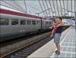 - Ciao, ciao Thalys - Aus Sicherheitsgr�nden bei ihrem Vater auf dem Arm, winkt Kiara dem aus dem Bahnhof Li�ge Guillemins fahrenden Thalys zu.