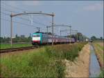 Am 03.09.2011 zieht die Traxx 2802 einen IC B (Benelux) Amsterdam – Bruxelles durch die sch�ne niederl�ndische Landschaft zwischen Oudenbosch und Zevenbergen, wo es noch die tollen alten