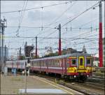 Die AM 62 196 (Baujahr 1962) erreicht unversprayt zusammen mit einer AM City Rail am 27.06.2012 den Bahnhof Bruxelles Midi.