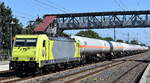 Crossrail Benelux N.V., Antwerpen [B] mit der geleasten niederländischen ATLU Lok 'E 186 111' [NVR-Nummer: 91 84 1186 111-8 NL-ATLU] und einem Ganzzug Druckgaskesselwagen (für Kohlenwasserstoffgas) am 12.08.25 Höhe Bahnhof Saarmund.