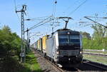 TX Logistik AG, Troisdorf [D] mit der geleasten Railpool Vectron '6193 132' [NVR-Nummer: 91 80 6193 132-8 D-Rpool] und einem KLV-Zug aus dem Seehafen Rostock am 16.04.25 Höhe Bahnhof Berlin Hohenschönhausen.