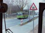 Wagen 100. ... noch vier Monate sp�ter, hier am 24.03.84, war der Bus �berwiegend in den Sp�tdiensten eingesetzt. Letztendlich soll es sich um eine Art Kulanz gehandelt haben. Daimer hatte den Bus zur Verf�gung gestellt, weil es mit dem Gelenkbus 162 erhebliche Probleme gegeben hatte. Aber den  Leihwagen  deswegen gleich in Firmenfarbe bereit stellen ? Vielleicht hatte man bei Daimler Benz gehofft, dass der Bus doch noch f�r immer in Oldenburg bleibt, wenn er schon so sch�n in den Fuhrpark passt. Wenn es mit dem Kauf auch nichts wurde, so hat der Bus trotzdem in Oldenburg kr�ftig Kilometer gesammelt. Soweit ich mich erinnere, war der O 305 �ber Monate t�glich im Liniendienst.