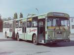 MAN SG 192 / 890 SG. 1970 stellte MAN den 890 SG, eine Weiterentwicklung des 890 UG-M 16A vor. Unter dieser Typenbezeichnung lief in Oldenburg allerdings nur ein Bus, n�mlich Wagen 169. Dieser war als Ersatz f�r einen verunfallten Gelenkbus angeschafft worden. 1972 �nderte MAN die Typenbezeichnung in SG 192. Mit 16,40 m L�nge bot der Bus maximal 162 Fahrg�sten Platz. In dem Produktionszeitraum von 1970 bis 1980 wurden �ber 1300 Einheiten hergestellt. Da es zu dieser Zeit keine wirkliche Konkurenz gab war der Bus damit der erfolgreichste Gelenkbus seiner Zeit. Der von der Firma G�ppel in Augsburg gebaute Nachl�ufer wurde auf den Vorderwagen aufgesattelt. Die dar�ber angebrachte Drehscheibe verband den vorderen Teil mit dem Nachl�ufer. Dieses Prinzip erm�glichte es die letzte Achse mitlenken zu lassen und machte den SG 192/890 SG zu einem wendigen Stadtlinienbus. Auch er hatte allerdings den Motor in Fahrtrichtung vor der zweiten Achse eingebaut. Neben dem bauartbedingt h�heren Boden musste daher auch die zweite T�r weiter nach vorne versetzt werden. Eine Besonderheit ist an dem hier abgebildeten Wagen 164 noch zu sehen. W�hrend der Wagen 169, der noch als 890 SG geliefert wurde, seine Typenbezeichnung noch im K�hlergrill trug, stand bei den Wagen 168 bis 165 dort unter dem Hersteller MAN nur der Hinweis  Diesel . Wagen 164 wurde erst nach der �bernahme der Firma B�ssing durch MAN produziert. In seinem K�hlergrill findet man daher schon den  B�ssing-L�wen . F�r echte Nostalkiger empfehle ich einen Klick auf den folgenden LINK. Dann besteht die M�glichkeit sich virtuell im ehemaligen Wagen 225 der BSAG zu bewegen. Ein echtes Erlebnis, das einem die Platzverh�ltnisse in diesem Typ Gelenkbus vor Augen f�hrt : http://www.360cities.net/image/bremen-bsag-man192sg-bus-225-inside-baujahr-1972-depot-april-2009#111.18,9.05,15.0 .