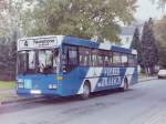 Wagen 30, OL-AX 330, EZ: 1989. Dieses Bild passt zwar nicht so ganz in die Reihe der letzten gezeigten Bilder, aber ich habe versprochen danach zu suchen und es ggfs  nachzureichen. Das tue ich hiermt. Unter der Bild.Nr.: 155850 hatte ich den Bus bereits von der T�rseite mit Heckansicht pr�sentiert und mich dabei selber gewundert, von diesem Bus keine weiteren Bilder zu haben. Hier nun das Fahrzeug mit der wirklich auff�lligen Vollwerbung in der Frontansicht. Die Aufnahme entstand in den ersten Arbeitstagen des Busses im Oktober 1989 an der Endstation der Linie 4 RENNPLATZ in der Kurlandallee.