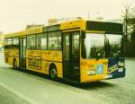 Wagen 105, OL-CC 635, EZ: 1992, FIN: WDB35700013067607. Dieses Bild wurde mir von der Gesch�ftsf�hrung der Firma  Auto Geering - Ihre Taxenzentrale 63063  zur Verf�gung gestellt. Ich hatte den Bus mit seiner auff�lligen Lackierung bereits unter dem folgenden LINK vorgestellt ( http://pekol-busse.startbilder.de/name/einzelbild/number/157781/kategorie/Bustypen~Stadtbusse~VWG+Oldenburg.html ), konnte ihn aber nur von der  blauen Seite  zeigen. Hier nun ein Foto von der  gelben Seite , aufgenommen auf der Reserveposition am Stadtmuseum West. Der Bus war urspr�nglich mit der Betriebsnummer 41 und in der Standardlackierung der VWG in Dienst gegangen ( http://pekol-busse.startbilder.de/name/einzelbild/number/157766/kategorie/Bustypen~Stadtbusse~VWG+Oldenburg.html ). Er trug noch die Werbung auf einem normalen Werbeband. Der Ende der 80er Jahre eingesetzte Trend zu Vollwerbungen, also Buswerbung bei der die gesamte Fahrzeugkarosserie als Werbefl�che genutzt wurde, hielt aber auch Mitte der 90er Jahre unvermindert an. Auch die Firma Geering, die zu diesem Zeitpunkt das einzige Taxiunternehmen in Oldenburg mit Buswerbung war, konnte dieser Versuchung nicht widerstehen. Wenige Jahre nach seiner Zulassung wurde der Bus umlackiert und erhielt dieses spektakul�re Design in den neuen Firmenfarben des Taxinternehmens, Blau und Gelb. Die damals noch wenig verbreiteten kostenfreien Rufnummern nutzte auch Auto-Geering und war damit eines der ersten Taxiunternehmen in Oldenburg mit diesem Service. Nach der bundesweiten Umstellung dieser Rufnummern von  0130  auf  0800  wurde auch die Lackierung dieses Busses aktualisiert. Er warb nun mit der neuen und noch heute g�ltigen Nummer  08006300063 . Der Bus selber war bereits kurz nach seiner Erstzulassung umgenummert worden und bis zu seinem Wechsel an die Tochterfirma NordBus im Januar 2002 mit der Betriebsnummer 105 im Einsatz. Bei NordBus erhielt er die Wagennummer 80, trug aber bereits eine neue Werbung. 2004 wurde der Bus in Oldenburg abgestellt und in den Osten verkauft. Der folgende LINK zeigt ihn im Einsatz in der Region Karagandy ( http://fotobus.msk.ru/photo/463957/ ). 