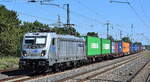 METRANS Rail (Deutschland) GmbH, Leipzig [D] mit der geleasten Akiem Lok '187 013' [NVR-Nummer: 91 80 6187 013-8 D-AKIEM] und einem Containerzug vom Containerterminal am Hafen Königs Wusterhausen am 12.08.25 Höhe Bahnhof Saarmund.