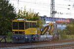 In neuer Lackierung präsentiert sich der BAMOWAG 54.22 der DB Bahnbau Gruppe GKW 302 am 17.09.17 Berlin Springpfuhl.