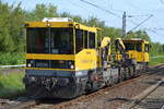 Zwei BAMOWAG 54.22 GKW 304 der DB Bahnbau Gruppe und GKW 306 von DB Netz am 10.08.17 Durchfahrt Bf. Berlin-Hohenschönhausen.