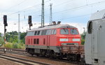 DB Fahrwegdienste mit der 218 139-4 und einem Zug Drehgestell-Flachwagen am 02.08.16 Durchfahrt Bf. Flughafen Berlin-Schönefeld.