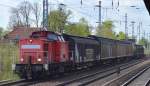 298 324-5 mit gemischtem Güterzug und 185 170-8 am Ende mitdran am 29.04.15 Berlin-Karow.