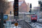Winterimpressionen vom S-Bhf. Berlin Schnhauser Allee, whrend die S42 Ringbahn der Berliner S-Bahn (BR 481) einfhrt nhert sich auf dem Berliner Innenring 120 106-0, 03.02.12