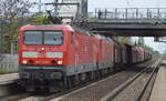 BR 143/562947/doppeltraktion-143-350-7--143-283-0 Doppeltraktion 143 350-7 + 143 283-0 mit gemischtem Güterzug am 09.05.17 Bf. Berlin-Hohenschönhausen.