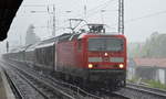 143 926-4 mit gemischtem Güterzug am 29.06.17 Berlin Karow bei sintflutartigem Regen.