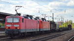 Doppeltraktion 143 926-4 + 143 840-7 mit kurzem gemischtem Güterzug am 20.04.17 BF.