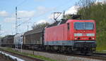 143 857-1 (im Display steht Klassenfahrt = ein Tf mit Humor) mit einem Güterzug Schiebewandwagen am 27.04.17 Mühlenbeck bei Berlin.