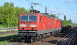 BR 143/589893/db-doppeltraktion-143-190-7--143 DB Doppeltraktion 143 190-7 + 143 350-7 mit zwei Güterwagen am 15.05.17 Berlin-Hohenschönhausen.