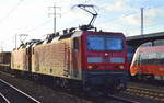 Doppeltraktion 143 152-7 + 143 807-6 mit gemischtem Güterzug am 01.02.18 Bf. Flughafen Berlin-Schönefeld.