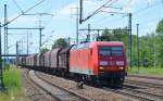 145 020-4 mit Güterzug für Stahlcoils bei der Durchfahrt Bhf. Flughafen Berlin-Schönefeld, 06.06.14