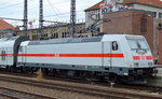 Der IC 2431 nach Cottbus fährt gerade aus dem Berliner Ostbahnhof ab, angeschoben von 146 575-6 kommt Doppelstock-Steuerwagen (D-DB 50 80 86-81 876-4 DBpbzfa 668.2) gerade aus der Bahnhofshalle gefahren, 31.07.16 
