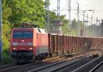 152 049-3 mit einem Ganzzug offener Güterwagen Richtung Bernau, eine sehr staubige Angelegenheit wie man schön sieht, Berlin-Karow 24.06.10