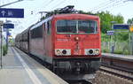 155 096-1 mit einigen Selbstentladewagen am 29.05.17 Berlin-Hohenschönhausen.