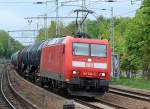 185 043-7 ist schon seit lngerem in Diensten der RBH, hier mit Kesselwagenzug Richtung Berlin-Karow, 12.05.10 Berlin-Buch.