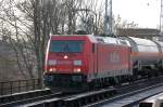 185 220-1 mit einem gemischten Kesselwagenzug Richtung Bernau, 22.01.11 Berlin-Karow.