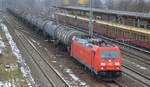 185 245-8 mit Kesselwagenzug am 25.01.17 Berlin-Springpfuhl.