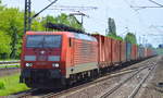 189 020-1 mit Containerzug am 23.05.17 Berlin-Hohenschönhausen.