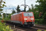 189 004-5 mit schwach ausgelastetem Containerzug am 24.07.17 Berlin-Hirschgarten.